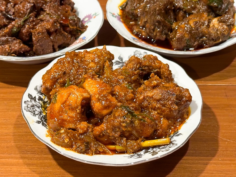 Lemongrass chicken has chunky, meaty pieces in a curry fragrant with the herb. — Picture by Lee Khang Yi