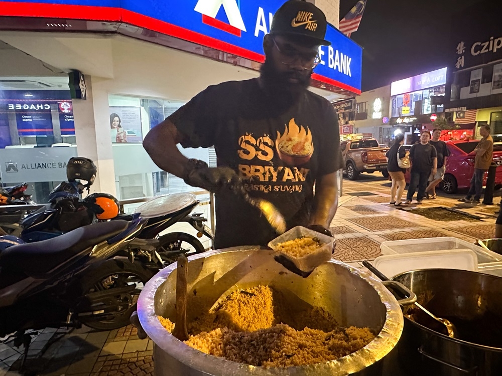 The fragrance of their ‘seeraga samba’ biryani is amazing and lures you to join the queue the moment they set up stall. 