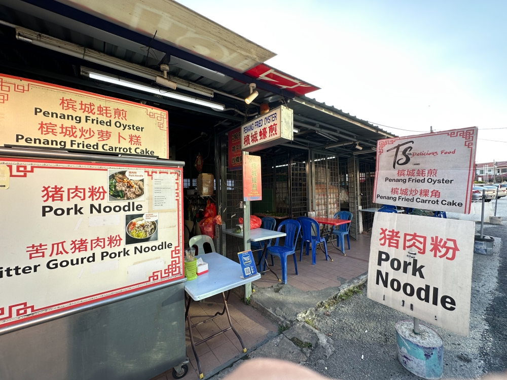 When you drive down the road, there are signs proclaiming ‘Penang Fried Oyster and Penang Fried Carrot Cake’ to entice you — Picture by Lee Khang Yi