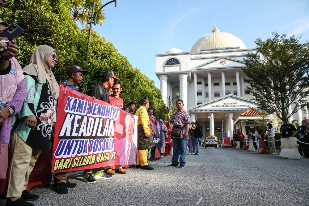 Supporters of former Prime Minister Datuk Seri Najib Razak gather outside the Kuala Lumpur High Court on October 30, 2024. — Photo by Yusof Mat Isa