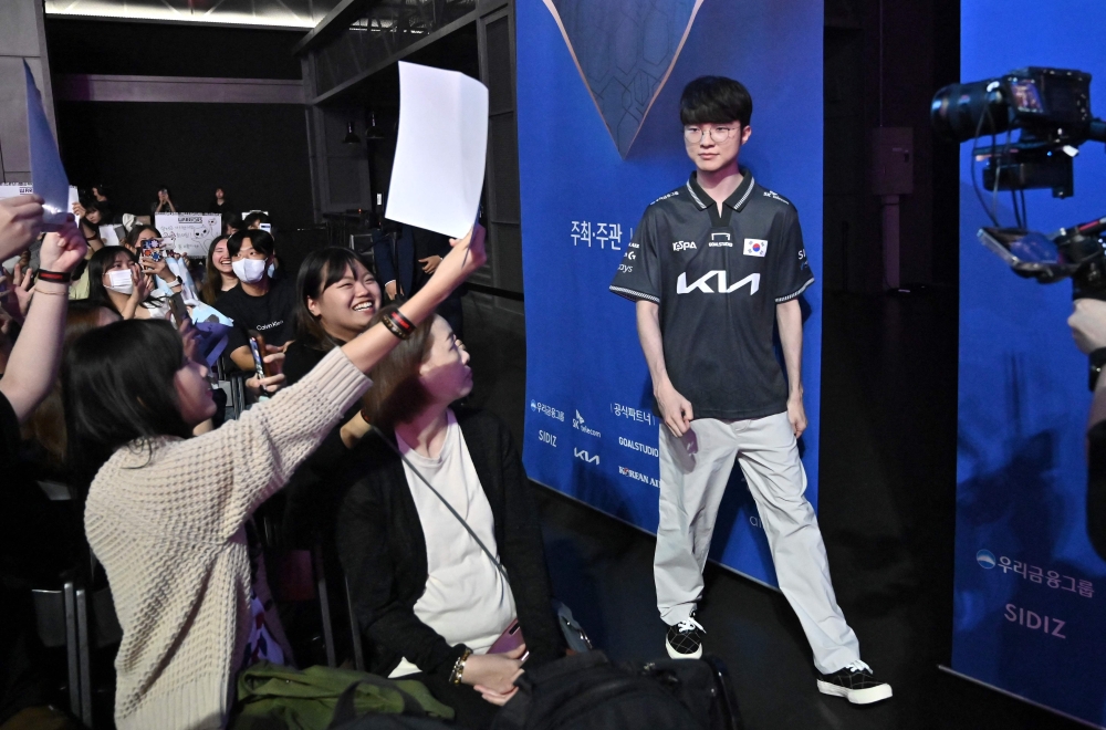 E-sports League of Legends South Korean national team player Lee ‘Faker’ Sang-hyeok (R) walks past supporters during a fan meeting event ahead of the upcoming Asian Games in Gwangmyeong on September 11, 2023. — AFP pic