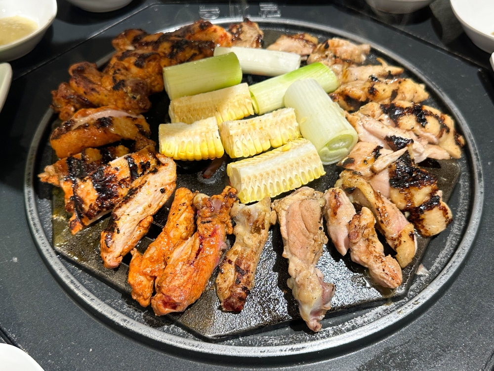 Each chicken thigh is grilled and cut for easy consumption with the assorted ‘banchan’ and sauces — Picture by Lee Khang Yi