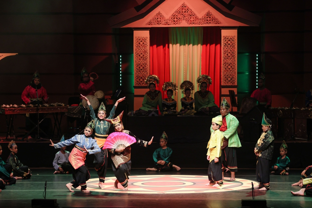 A glimpse of the Randai Mudo Pak Belalang performance during the DFP Seni Festival which was held from July to September this year. — Picture courtesy of Dewan Filharmonik Petronas