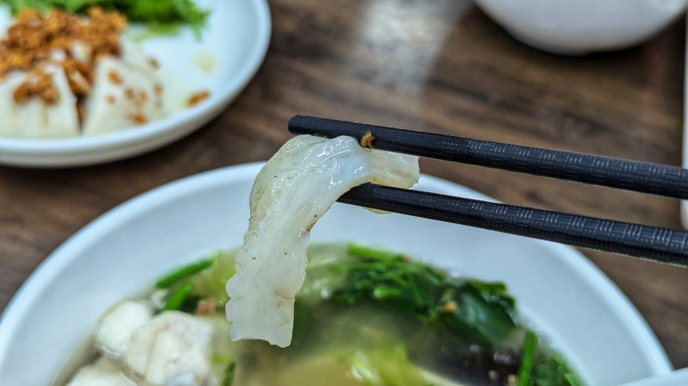 Fresh, instead of pre-fried fish maw is a rarity, but they have it here. — Picture by Ethan Lau