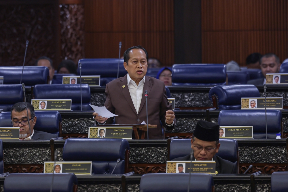 Deputy Works Minister Datuk Seri Ahmad Maslan said the Sarawak-Sabah Link Road project, which begins at Kampung Gelugus in Lawas and extends 77 kilometres to Persimpangan Long Lopeng, is expected to be completed by November 2026. — Bernama pic