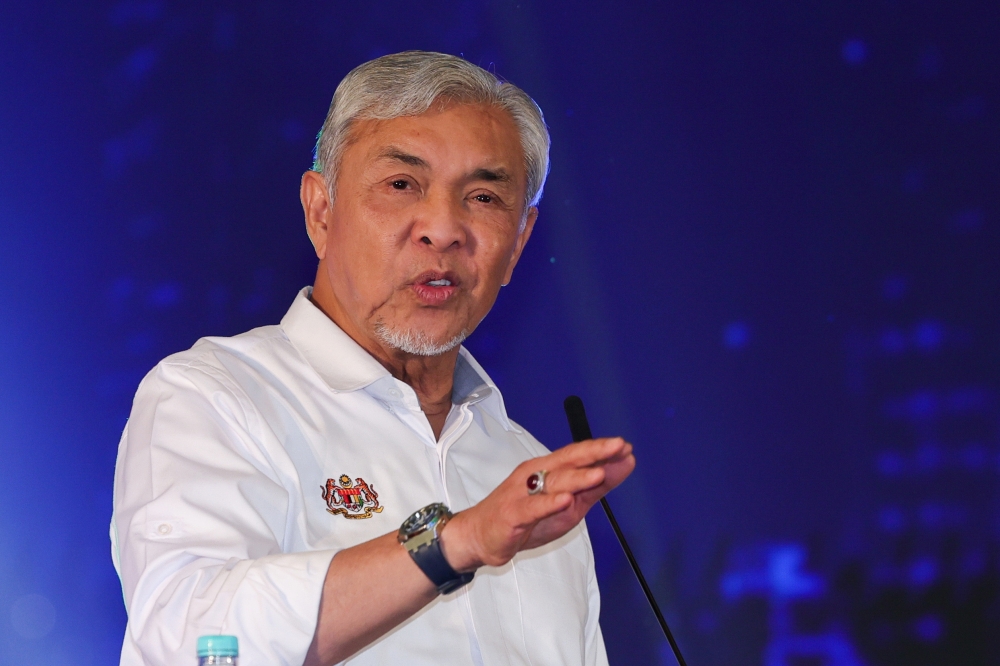 Zahid said the Johor state government aims to ensure premium wages of RM4,000 for diploma holders and RM5,000 for those with the Malaysian Skills Certificate (SKM) equivalent to a degree, particularly in the JS-SEZ. — Bernama pic