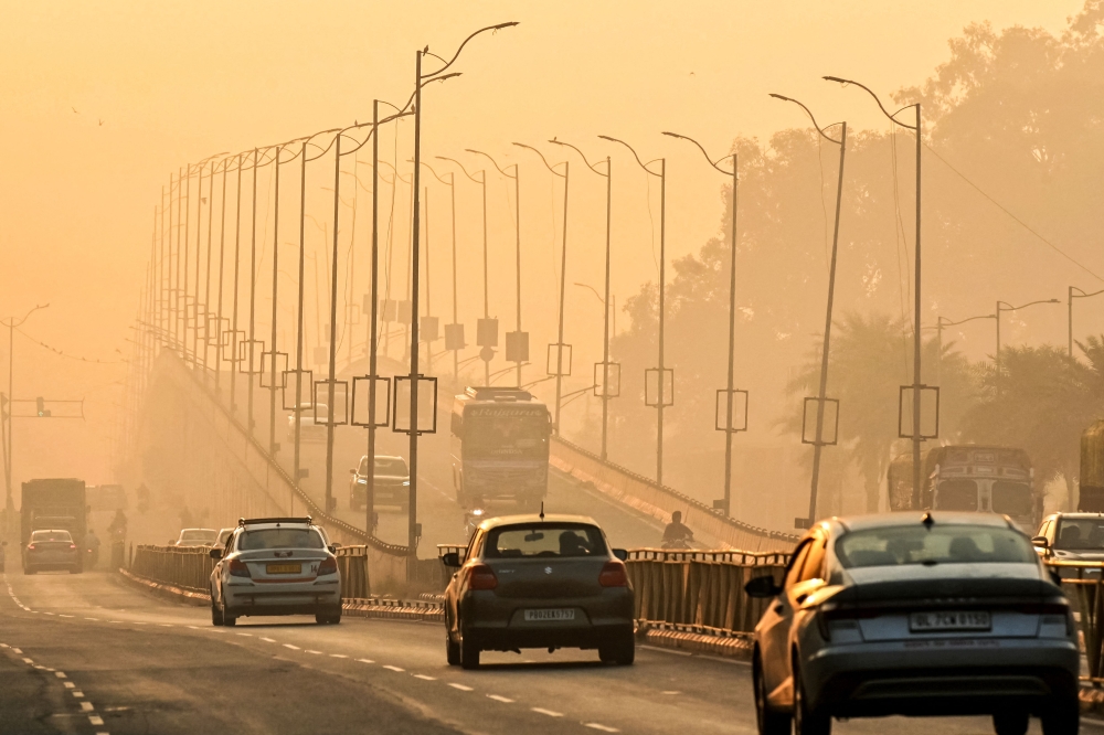 Authorities in India’s capital and surrounding areas handed out fines to the owners of thousands of vehicles and construction sites for infringing pollution rules, in a bid to counter a slump in air quality during the last three weeks. — AFP pic