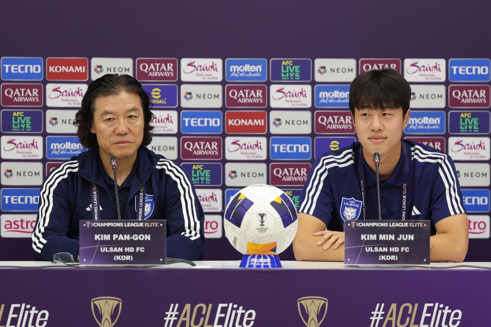 Ulsan HD FC head coach Kim Pan Gon (left) and Ulsan HD forward Kim Min Jun (right) speak at a press conference ahead of the AFC Champions League (ACL) Elite match against Johor Darul Ta’zim (JDT) at Sultan Ibrahim Stadium. — Bernama pic