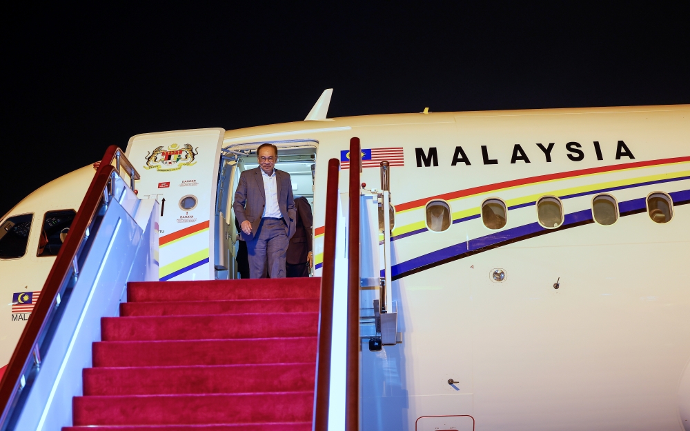 Prime Minister Datuk Seri Anwar Ibrahim arrives in Shanghai, marking his first stop before Beijing, as part of a working visit from November 4 to 7. — Bernama pic