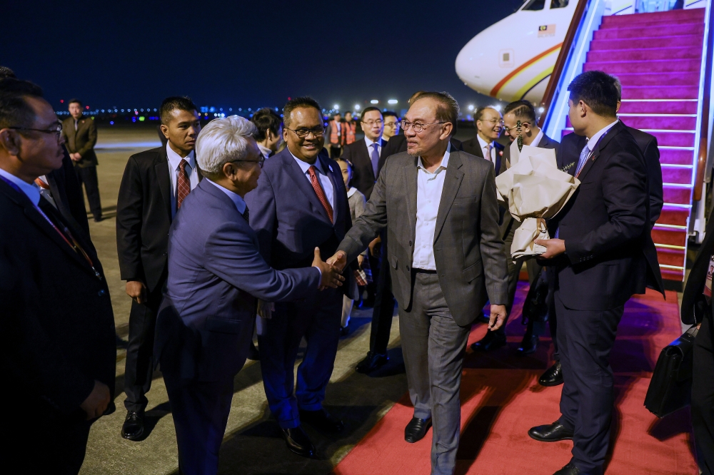 Prime Minister Datuk Seri Anwar Ibrahim (centre) arrives in Shanghai, marking his first stop before Beijing, as part of a working visit from November 4 to 7. — Bernama pic