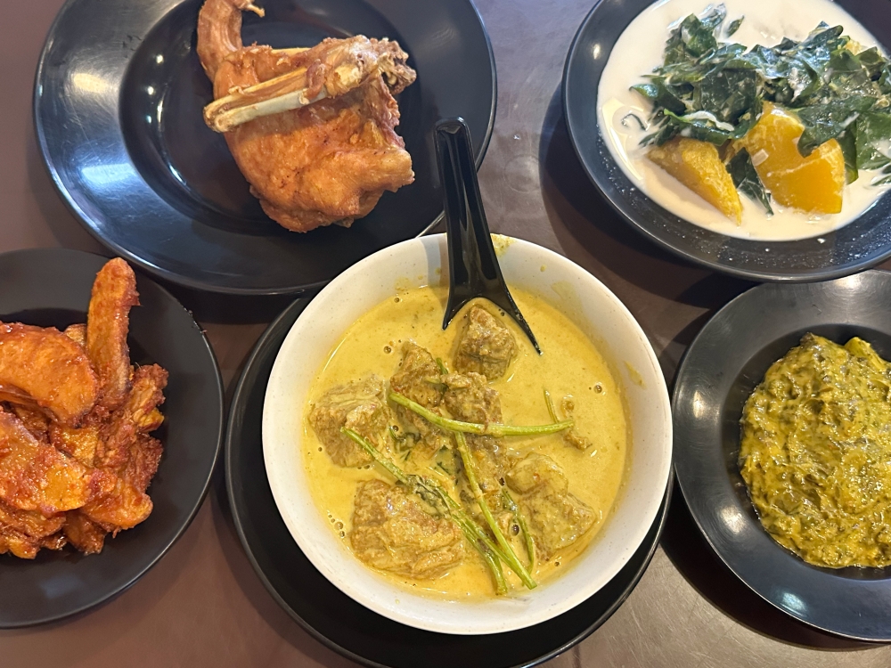 Hit up Omak Restaurant & Cafe for ‘masakan Ngori’ like Daging and Pucuk Pegaga Masak Lemak Cili Api, Ayam Kampung Goreng and Labu dan Pucuk Manis Masak Putih. — Picture by Lee Khang Yi