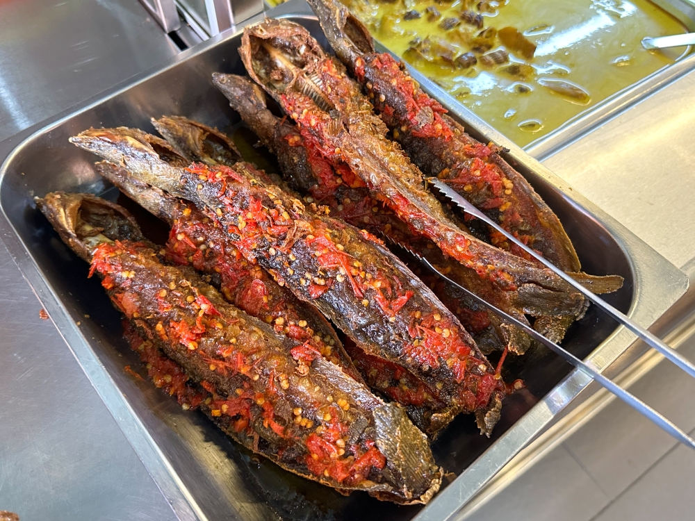 Keli Balado is crunchy happiness as you can eat almost the entire fried fish from fins, skin, bones and the flesh. — Picture by Lee Khang Yi