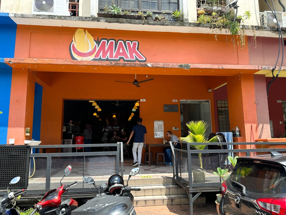 Omak Restaurant & Cafe is located in the small commercial area in Mutiara Damansara which also houses various Malay eateries serving ‘nasi kukus’, ‘asam pedas ikan’ and so forth. — Picture by Lee Khang Yi