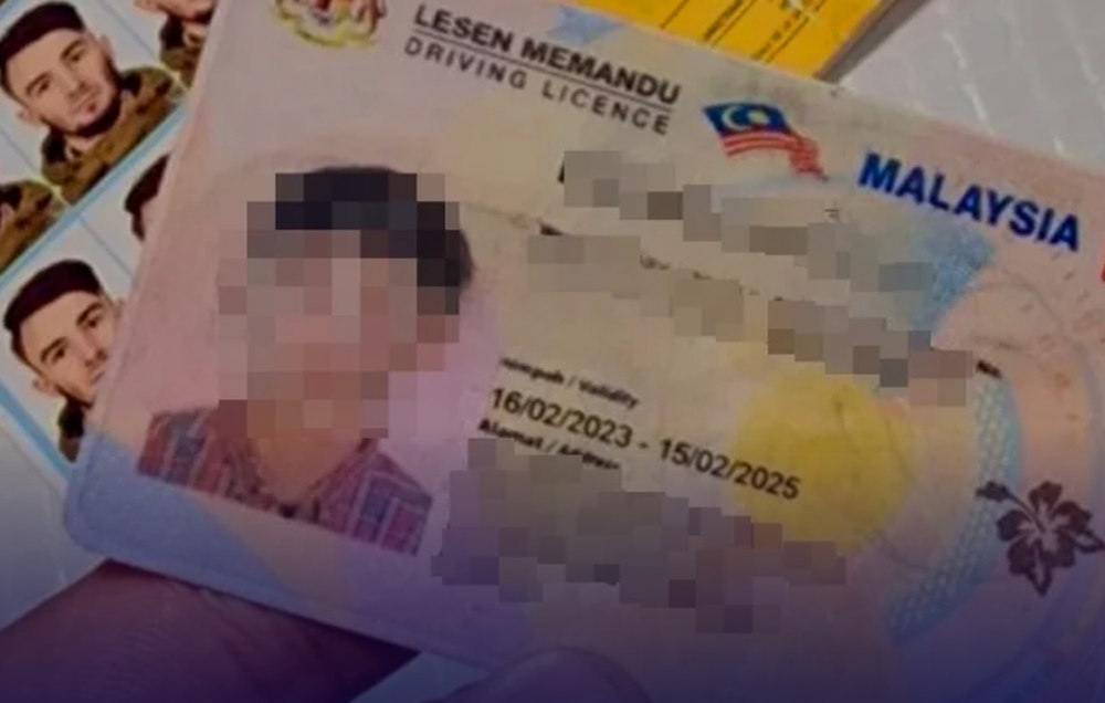 Recently, two photos showing a Malaysian MyKad and driver’s licence were circulating on social media, reportedly found on the battlefield between Ukraine and Russia.