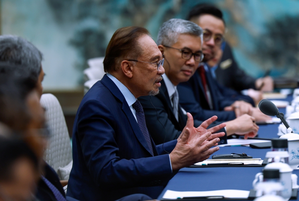 FILE PIC: Anwar is on a working visit to China from Nov 4 to 7 at the invitation of Li, to attend the 7th China International Import Expo (7th CIIE). — Bernama pic

