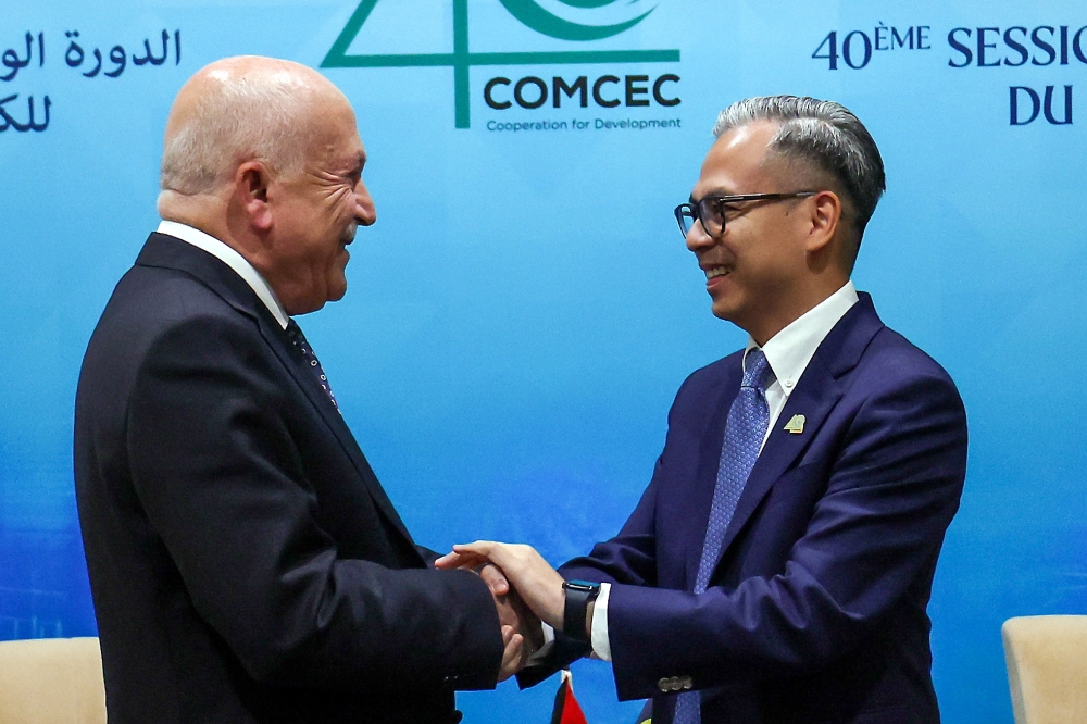 Communications Minister Fahmi Fadzil in a bilateral meeting with Palestinian National Economy Minister Mohammad al-Amour after the 40th Session of The Standing Committee for Economic and Commercial Cooperation of the Organisation of the Islamic Cooperation (COMCEC) closing ceremony yesterday. — Bernama pic