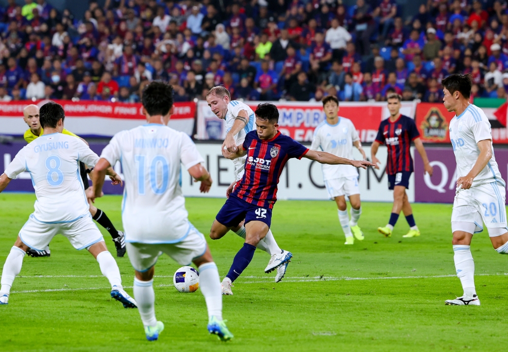 JDT’s Arif Aiman is challenged by Ulsan’s Darijan Bojanic (3rd right) during their AFC Champions League (ACL) Elite match in Iskandar Puteri November 5, 2024. — Bernama pic