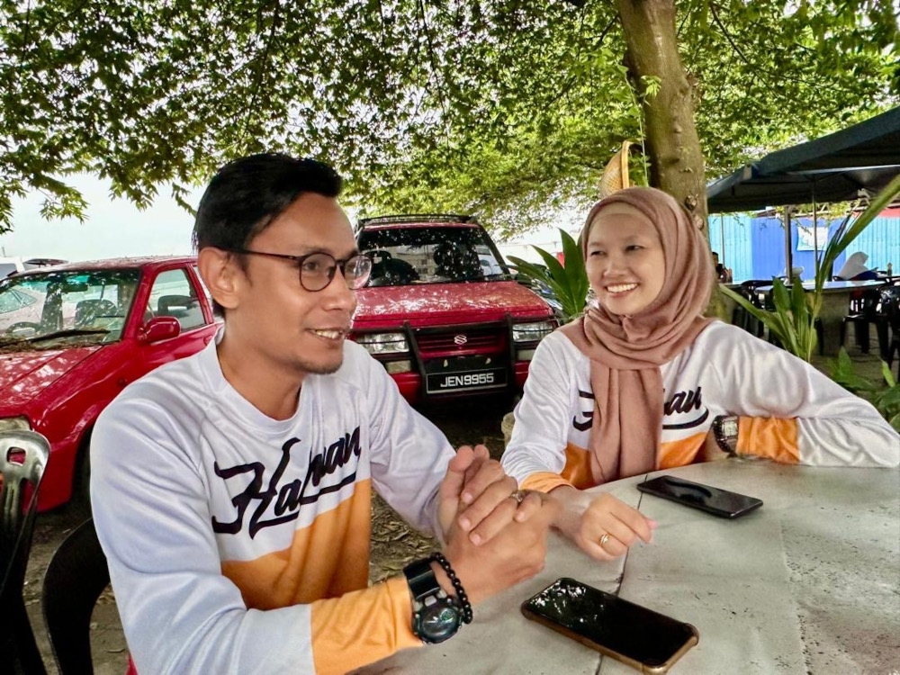 Seasoned campers Mohd Fais Adan (left) and his wife Nurzaila Ahmad Suffian lamented on the high cost of camping by the beach along Johor’s costal areas November 5, 2024. — Picture by Ben Tan