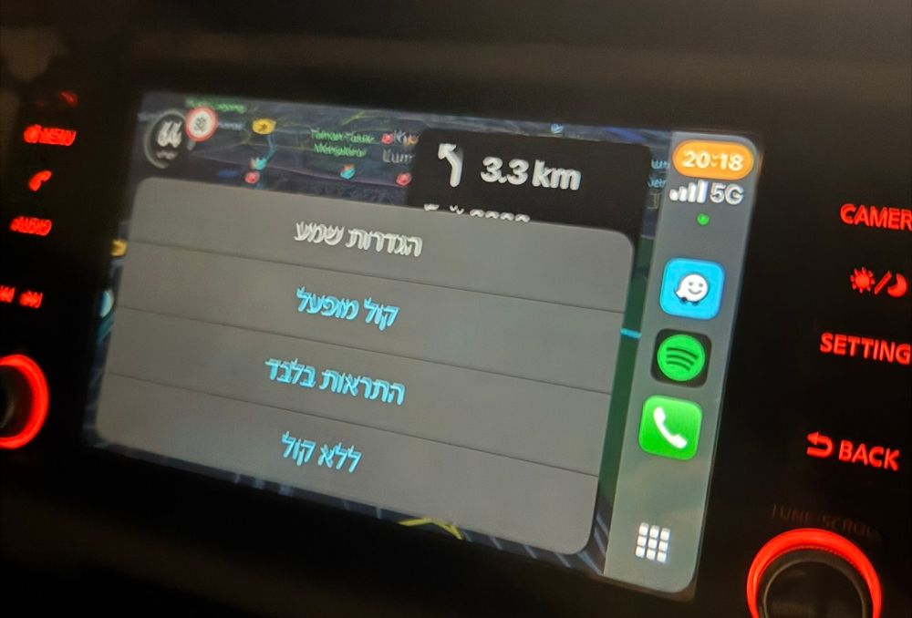 Many Malaysians were caught off-guard when the popular navigation app switched it's default language setting to Hebrew last ngiht. — Screenshot from Reddit