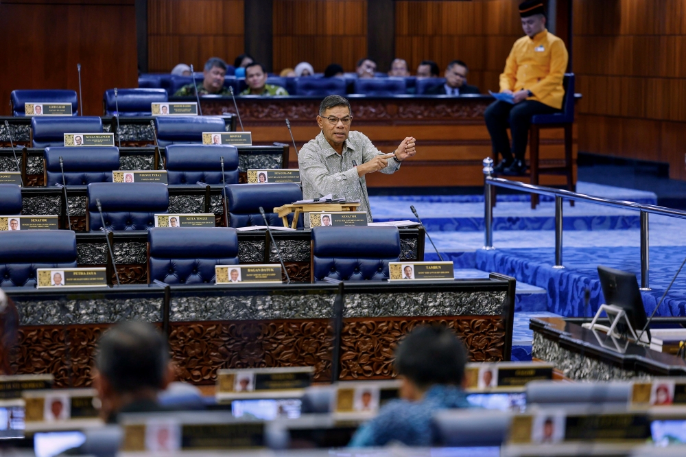 Home Minister Datuk Seri Saifuddin Nasution Ismail today clarified prisoners serving sentences of 10 years or more would not be eligible for house arrest. — Bernama pic