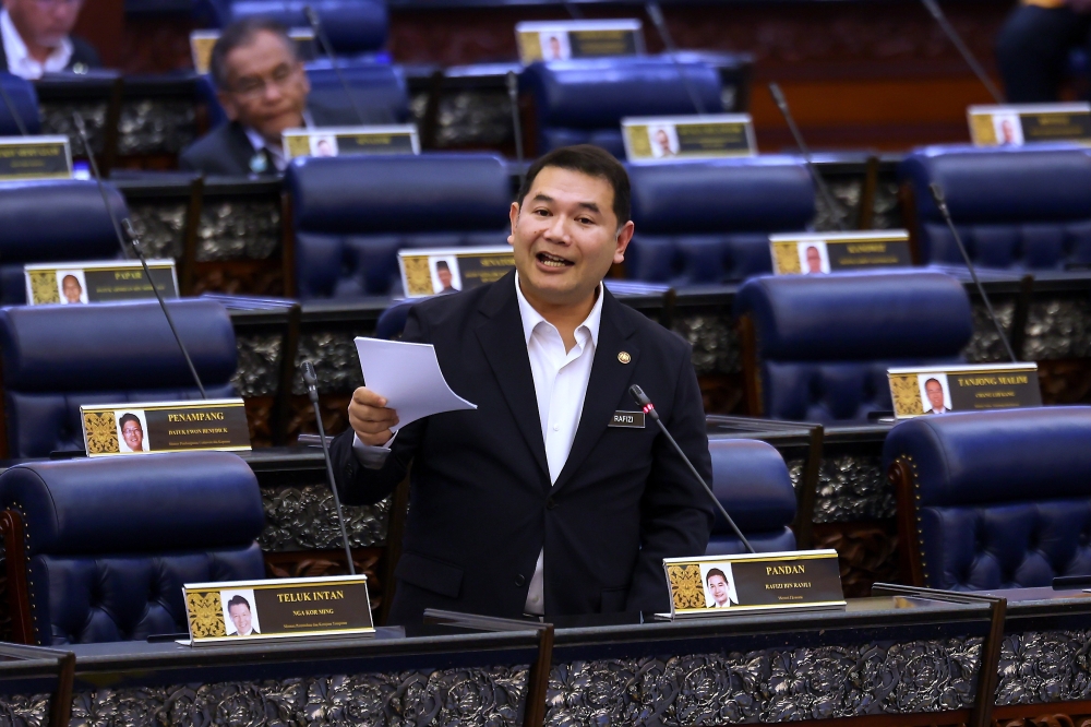 The Malaysia-Singapore Joint Ministerial Committee for Iskandar Malaysia held a special meeting in Johor Baru today to discuss the progress of the Johor-Singapore Special Economic Zone (JS-SEZ), co-chaired by Economic Minister Rafizi Ramli (pic) and Singapore’s Minister for National Development, Desmond Lee.