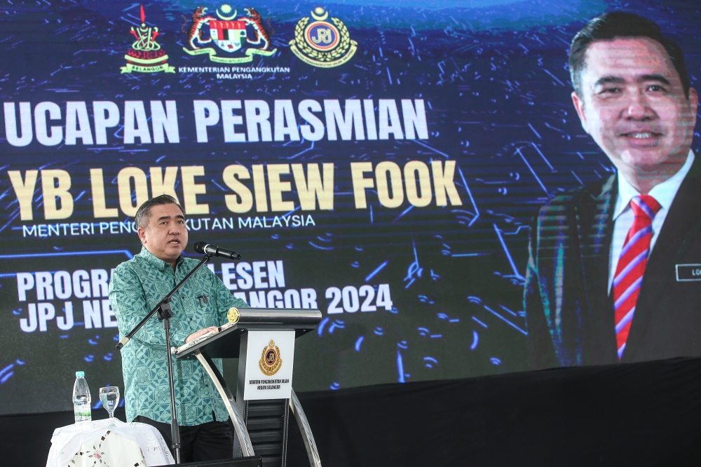 Transport Minister Anthony Loke delivers his speech during the closing of 2024 Selangor state-level MyLesen Programme at Jabatan Pengangkutan Jalan (JPJ) in Padang Jawa, Shah Alam November 7, 2024. — Picture by Yusof Mat Isa