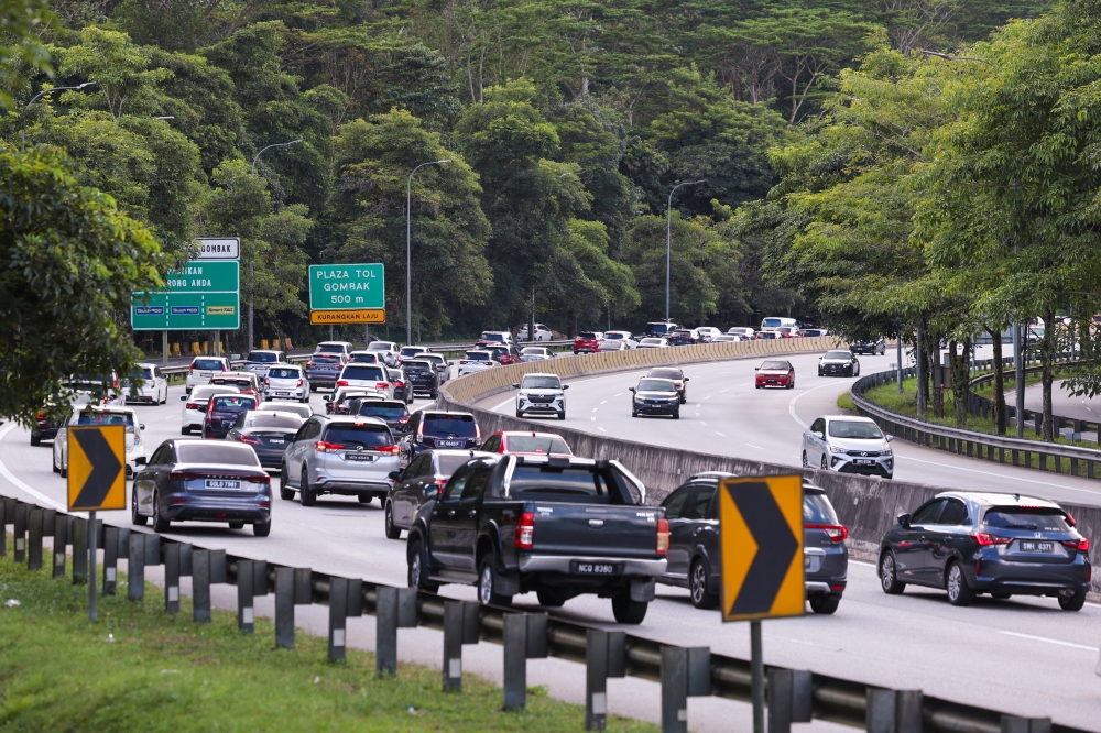 File picture of Karak highway: An LLM spokesman, when contacted, said both the westbound and eastbound right lanes were blocked (crossbound) due to the accident. — Bernama pic