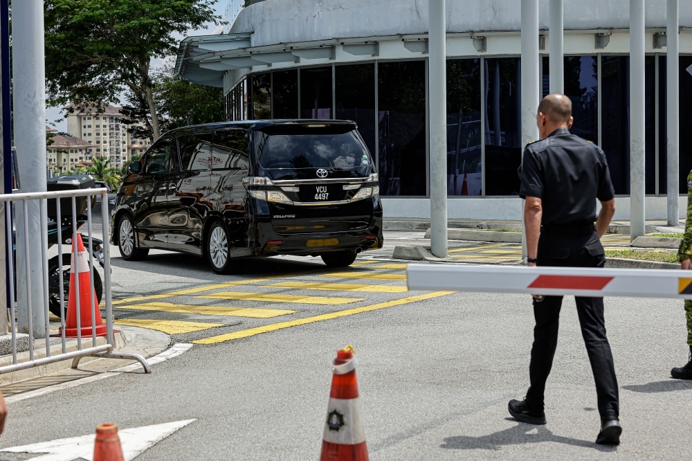 The vehicle carrying Datin Vivy Yusof and husband Datuk Fadzaruddin Shah Anuar seen at the Malaysian Anti-Corruption Commission (MACC) headquarters in Putrajaya, Nov 6, 2024. — Bernama pic