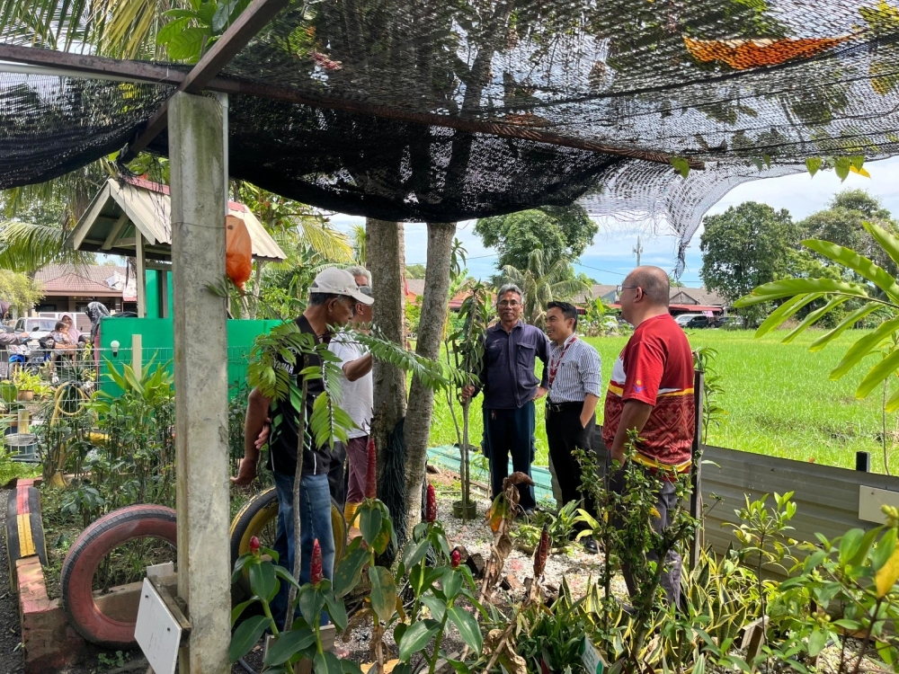 The author (second from right) discussing his project with the community in Taman Klang Perdana. — Picture by Nahrizul Adib Kadri