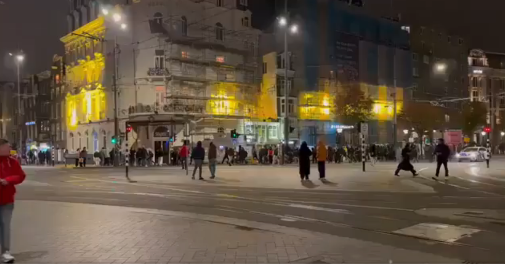 Israeli football supporters and local clash near Amsterdam Central station. — Screenshot from X/SuppressedNews