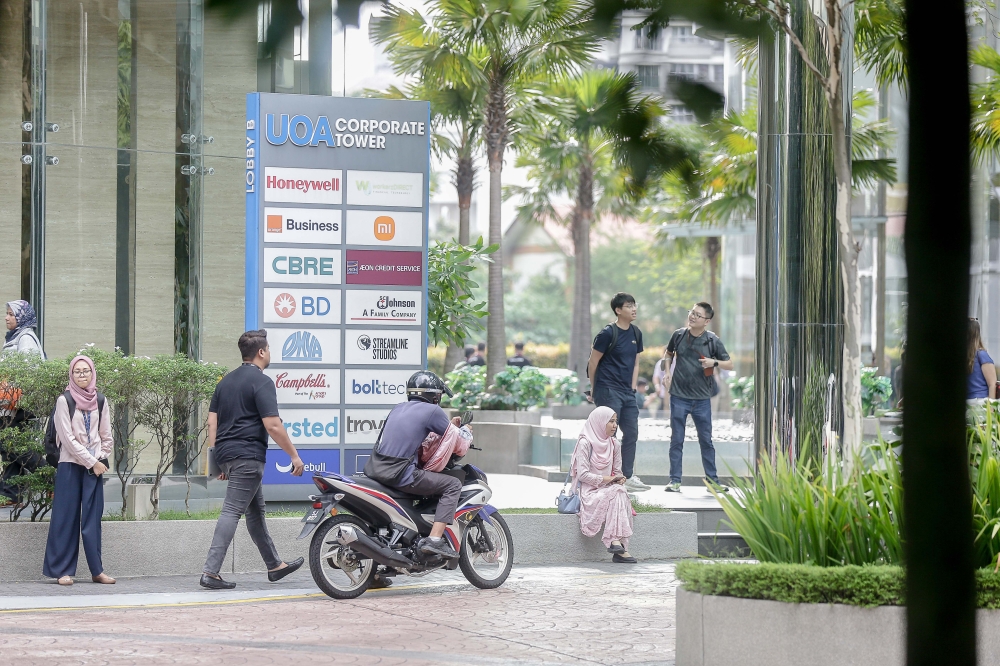 Around 1.949 million Malaysians were employed in low-skilled roles in Q3 2024, an increase of about 100,000 from the previous quarter, the Department of Statistics Malaysia reported. — Picture by Sayuti Zainudin