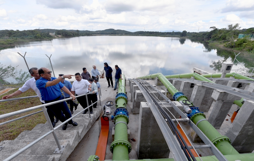 Selangor State Infrastructure and Agriculture Committee chairman Izham Hashim (left) attends the Handing Over Ceremony of the Raw Water Guarantee Scheme (SJAM) Package B — Rantau Panjang Pump Station in Bestari Jaya, Kuala Selangor November 8, 2024. — Bernama pic