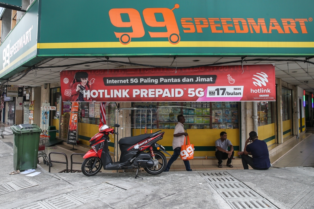 In a filing with Bursa Malaysia today, 99 Speed Mart said revenue jumped by 8.8 per cent to RM2.55 billion from RM2.34 billion previously. — Picture by Yusof Mat Isa