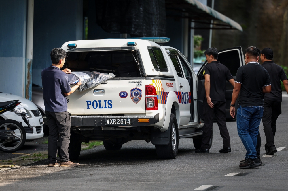 The police are remanding a man who stabbed a father and daughter with a knife in an apartment in Bandar Baru Farlim, Air Itam in Penang. — Bernama pic