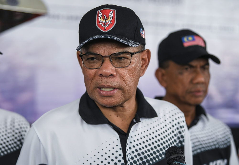 Home Ministry Datuk Seri Saifuddin Nasution Ismail attending the Home Ministry's reach out programme at SK Ladang Dublin in Alor Pongsu. — Bernama pic