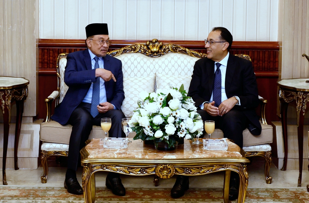 Anwar (left) speaks with his Egyptian counterpart Mustafa Madbouly in Cairo during a four-day working visit to the north African country at the invitation of its president Abdel Fattah El-Sisi. – Bernama pic