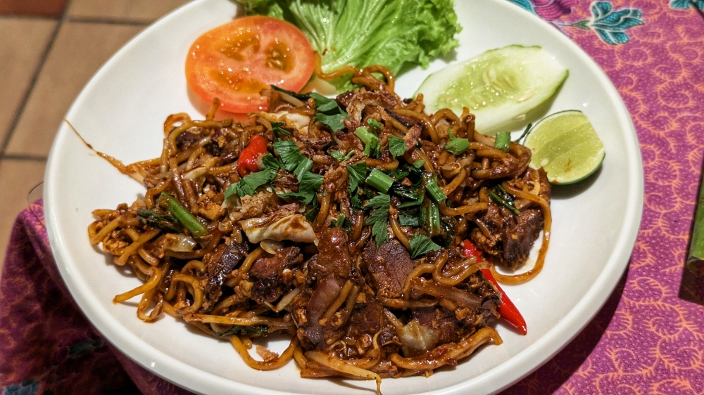 ‘Mee goreng daging’ had thin slices of tender–enough beef. — Picture by Ethan Lau