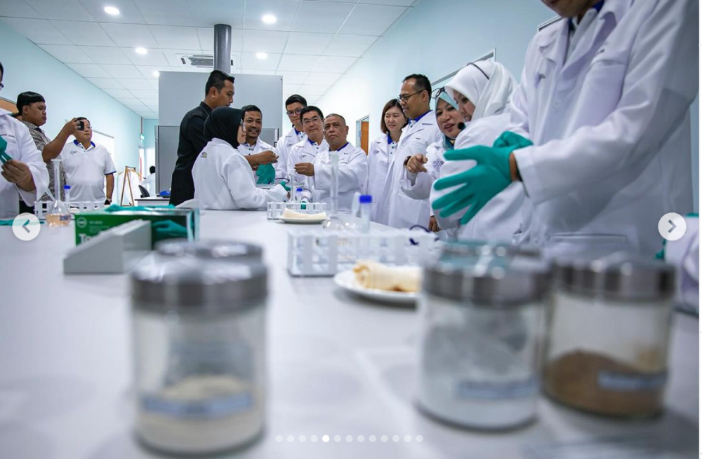 Saarani participates in a project at the Terra Mineral Lab in Perak, established by the state MB Inc as Malaysia’s first commercial rare earth mineral analysis laboratory, on October 3, 2024. — Picture from Instagram/saaranimohamadofficial