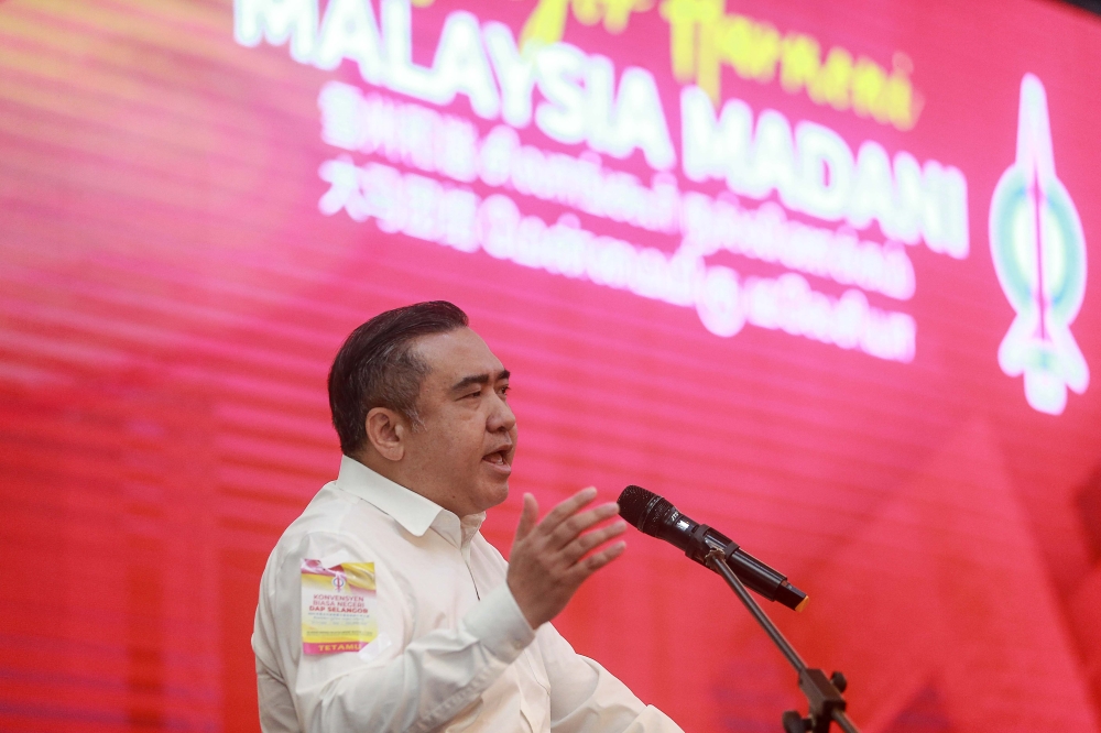 DAP secretary-general Anthony Loke expressed confidence that Malaysians will vote the Pakatan Harapan-Barisan Nasional partnership to power in GE16 if it achieves several economic targets. — Picture by Sayuti Zainudin