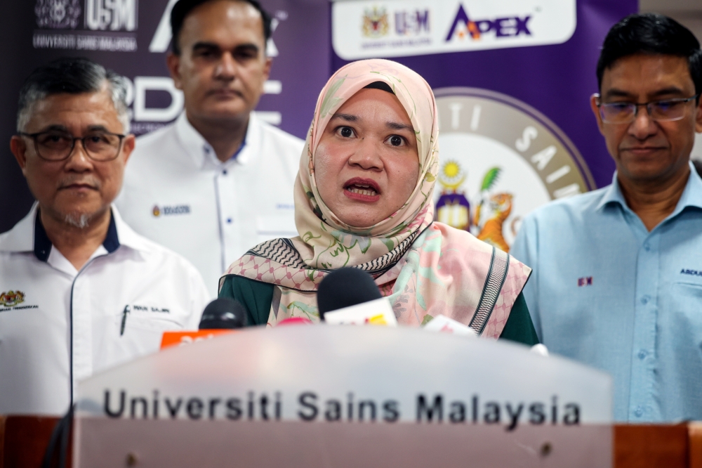 Education Minister Fadhlina Sidek speaks at the closing ceremony of the Science, Technology, Engineering, and Mathematics (STEM) Week at Universiti Sains Malaysia in George Town November 10, 2024. — Bernama pic