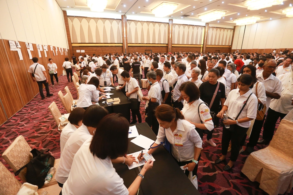 Party member cast their votes during Selangor DAP's state committee election earlier today. — Picture by Sayuti Zainuddin on the new representation during the Selangor DAP Convention here at IDCC. PICTURE BY SAYUTI ZANUDIN