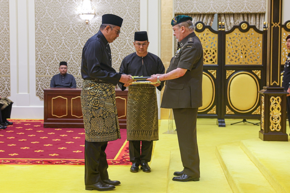 His Majesty Sultan Ibrahim hands appointment documents to Federal Court Judge Tan Sri Ahmad Terrirudin Mohd Salleh at the presentation ceremony and awarding of appointment documents for judges of the Federal Court, Court of Appeal and High Court at Dewan Singgahsana Kecil, Istana Negara November 12, 2024. — Bernama pic