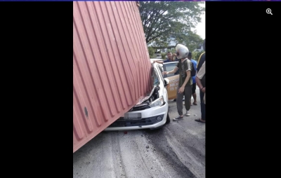 Trailer carrying container topples in Penang, killing motorist on the spot (VIDEO)