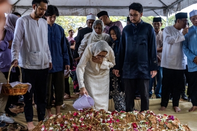 Daim laid to rest at Bukit Kiara Muslim cemetery