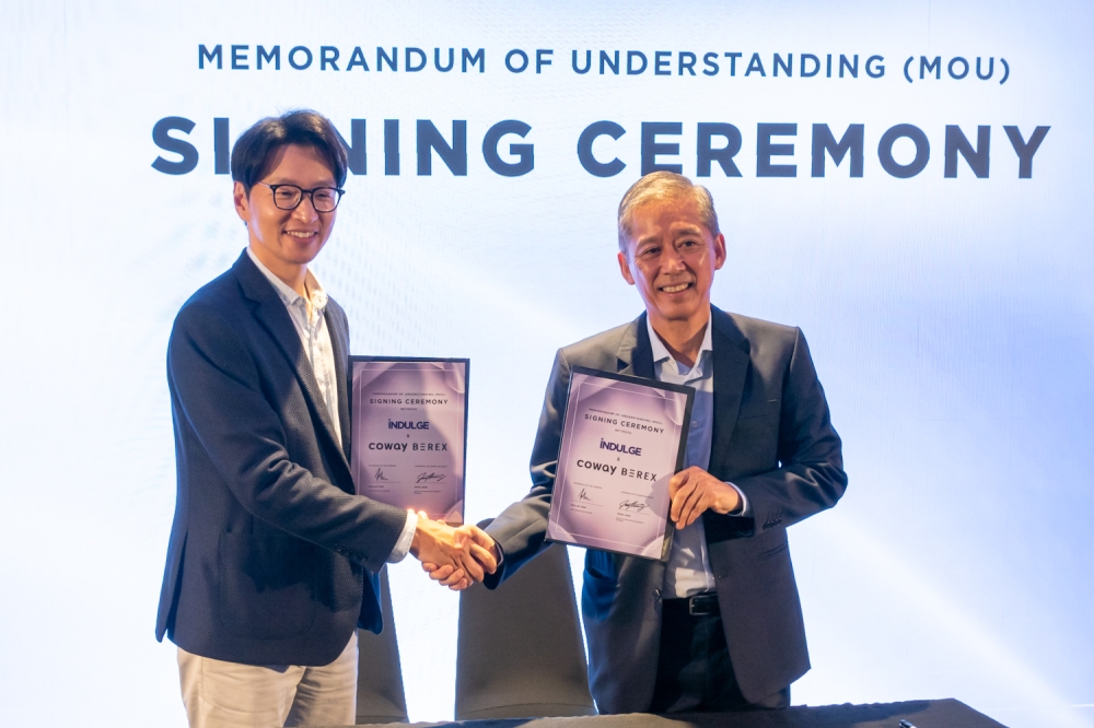 Coway Malaysia marketing and product division head Ryan Jung (left) and TGV Cinemas chief executive officer Tan Lay Han sign a memorandum of understanding to mark their collaboration. — Picture by Raymond Manuel