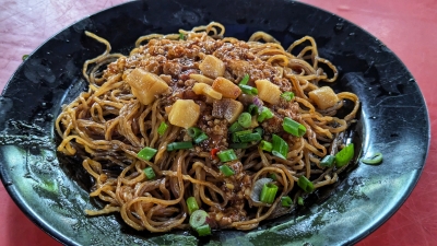 Find a unique, localised take on ‘zhajiangmian’ and more at Titiwangsa Wang Kopitiam, a 50-year-old breakfast joint in Titiwangsa