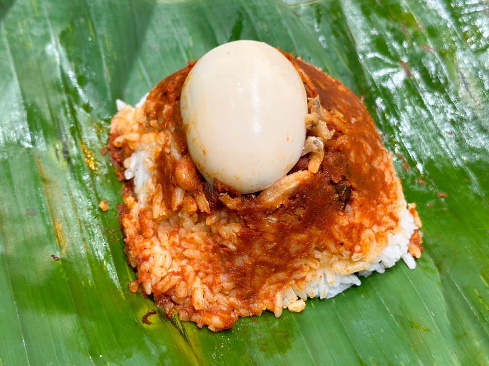 Nasi Lemak Legend may come in small, simple packages but they pack a flavour punch with the spicy ‘sambal’ mixed with rice, ‘ikan bilis’, peanuts and a half portion of hard boiled egg.