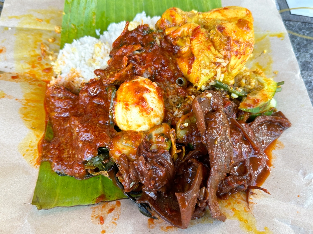 Nasi Lemak Kak Chuk is where you go for a dose of ‘kangkung’ paired with Indonesian ‘ayam kalio’, tender ‘sambal sotong’ and ‘paru goreng’.