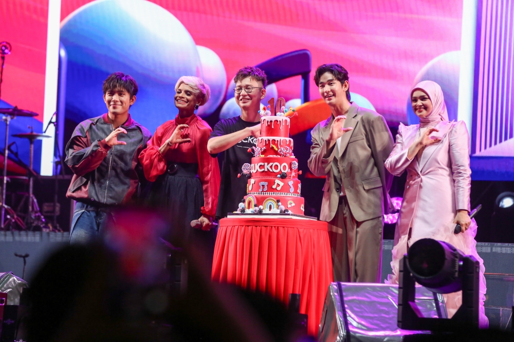 Korean actor Kim Soo-hyun joins Cuckoo International executive director and chief commercial officer Hoe Kian Choon (centre), Datuk Seri Siti Nurhaliza, Jaclyn Victor and Phei Yong to celebrate Cuckoo’s 10th anniversary. — Picture by Choo Choy May