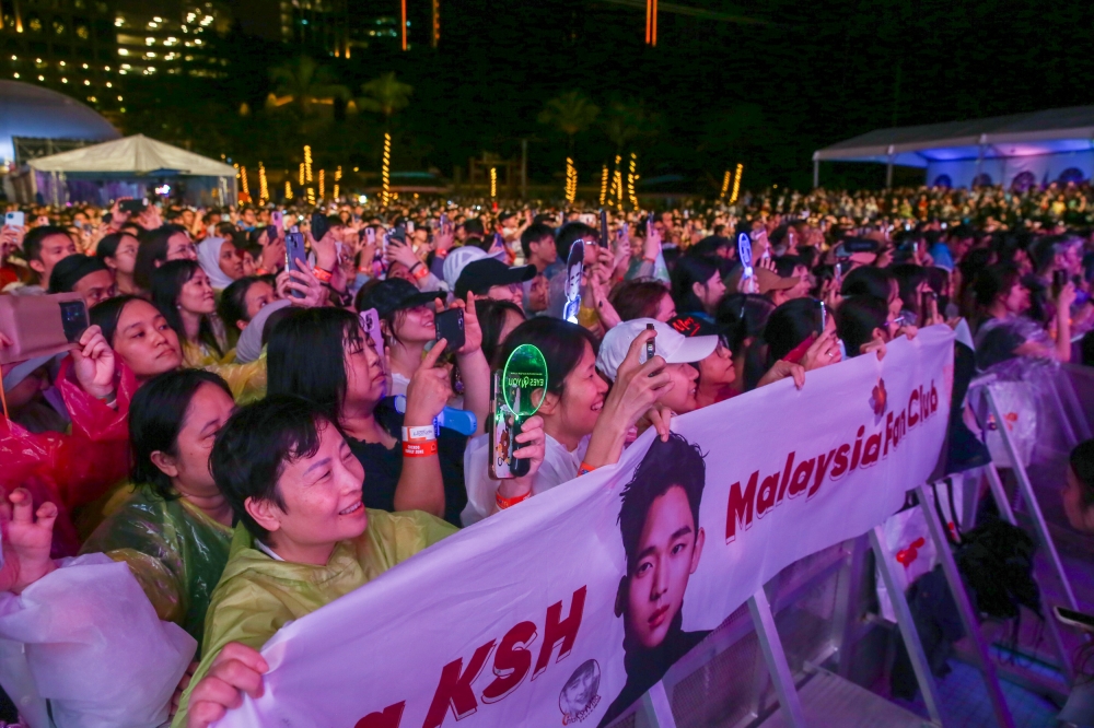 Malaysian fans brave the rain to see Korean actor Kim Soo-hyun at his special appearance at the Cuckoo-topia Music Fest held at the Sunway Lagoon Surf Beach last night. — Picture by Choo Choy May